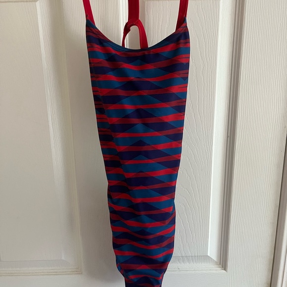 arena one piece size 28 - Picture 1 of 2